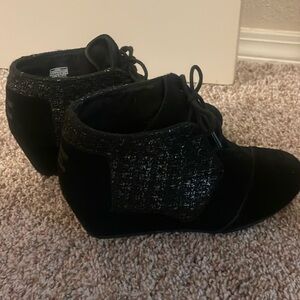 TOMS Desert Wedge Suede Metallic Bootie Black & Silver Size 9.5